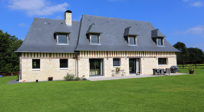 Maison en pierre, colombage et ardoise.