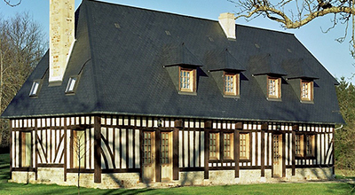 Longère couverte en ardoise dans la vallée de l’Eure (département 27).