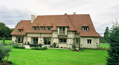 Un ensemble résidentiel comprenant manoir et maison d’amis, sur la côte Normande.