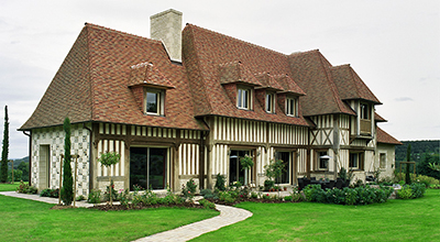 Un ensemble résidentiel comprenant manoir et maison d’amis, sur la côte Normande.