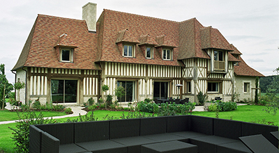 Un ensemble résidentiel comprenant manoir et maison d’amis, sur la côte Normande.