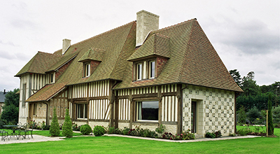 Un ensemble résidentiel comprenant manoir et maison d’amis, sur la côte Normande.