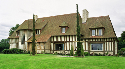 Un ensemble résidentiel comprenant manoir et maison d’amis, sur la côte Normande.