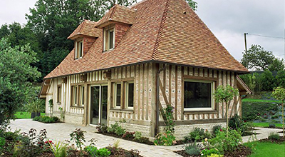 Un ensemble résidentiel comprenant manoir et maison d’amis, sur la côte Normande.