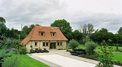 Un ensemble résidentiel comprenant manoir et maison d’amis, sur la côte Normande.