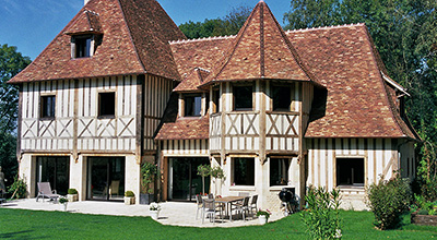 Maison colombage et pierre avec salon dans la tourelle. Région Deauville.
