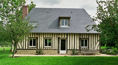 Petite longère réalisée dans le bocage Normand.