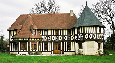 Manoir sur Honfleur avec tourelles en tuiles et ardoises.