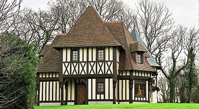 Manoir sur Honfleur avec tourelles en tuiles et ardoises.