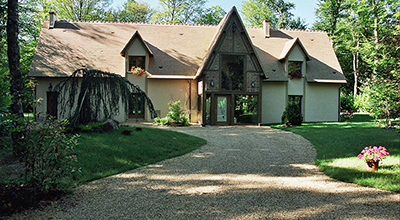 Création d’une maison contemporaine avec une avancée vitrée et entre colombages en briques.