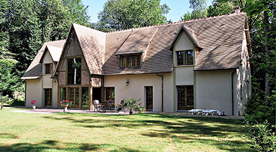 Création d’une maison contemporaine avec une avancée vitrée et entre colombages en briques.