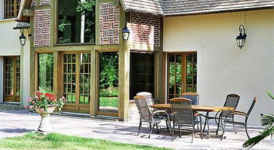 Création d’une maison contemporaine avec une avancée vitrée et entre colombages en briques.