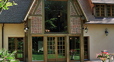 Création d’une maison contemporaine avec une avancée vitrée et entre colombages en briques.