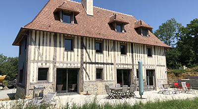 Reconditionnement d’un manoir ancien et remontage de l’ensemble près d’Houlgate (photos avant et après travaux).