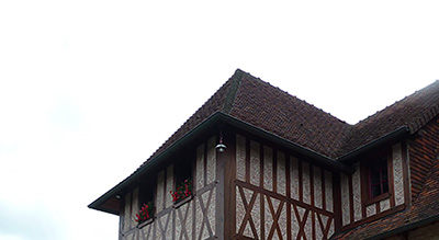 Maison en pierre et colombage. Région Bellou – Livarot. Département 14 (Calvados).