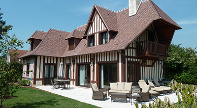 Longère en L avec aile de geai, construite dans Deauville.