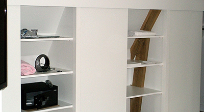 Chambre avec aménagement intérieur de rangement