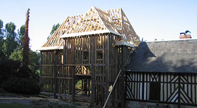 Extension d’une petite longère par un corps de manoir.