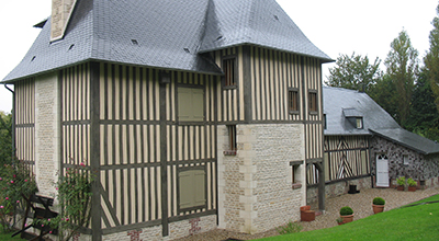 Extension d’une petite longère par un corps de manoir.