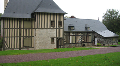 Extension d’une petite longère par un corps de manoir.