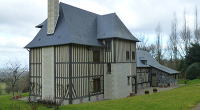 Extension d’une petite longère par un corps de manoir.