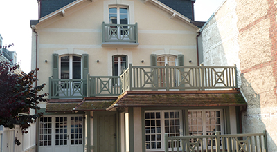 Création d’un ensemble entrée séjour au rez-de-chaussée et terrasse à l’étage, au cœur de Deauville.