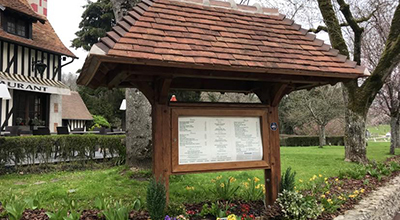 Réalisation d’un porte-menus en chêne et tuiles, pour afficher les menus dans une auberge normande.