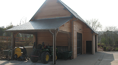 Garage et dépendance d’un haras avec bardage en mélèze à Tourgeville