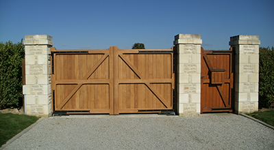 Ensemble portail d’entrée motorisé.